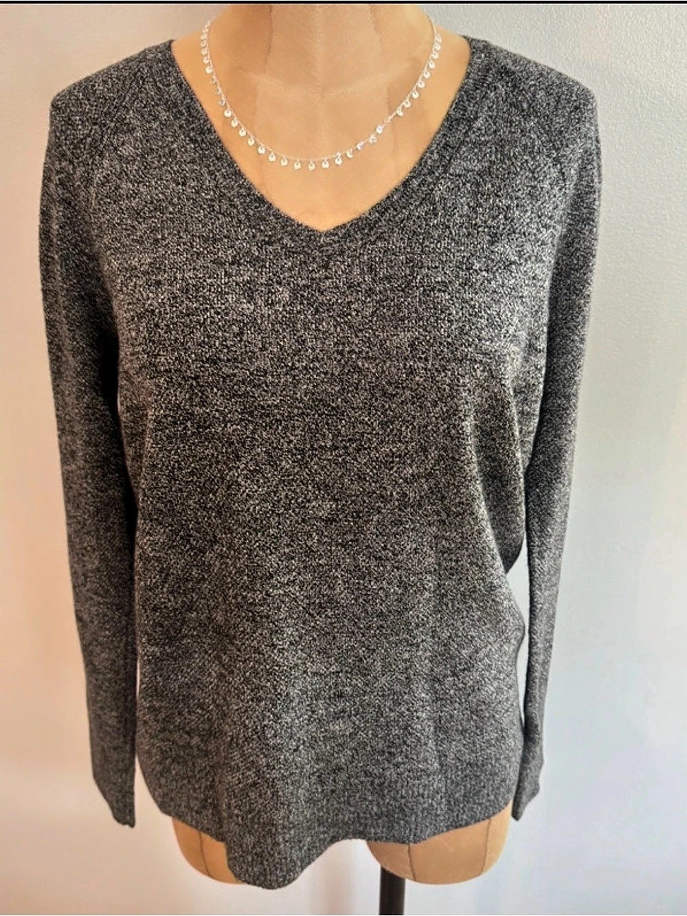 GAP V-Neck Sweater in Gray Small Like New